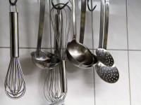 K&uuml;chen oder Sp&uuml;l-Hilfe /K&uuml;chenmitarbeiter/innen